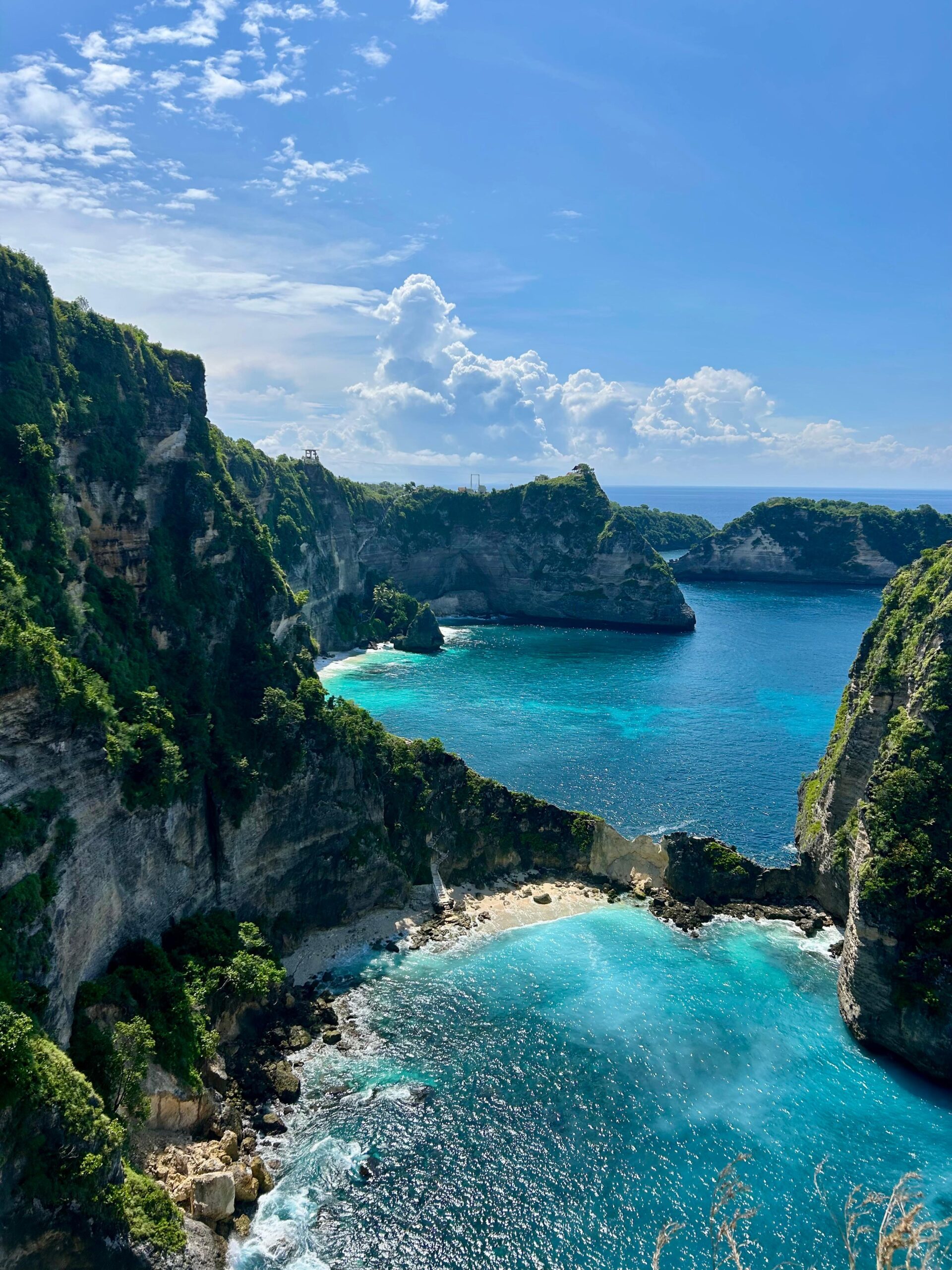 Klippen mit goldenem Strand und türkisen Wasser auf Bali - Bali Immobilien
